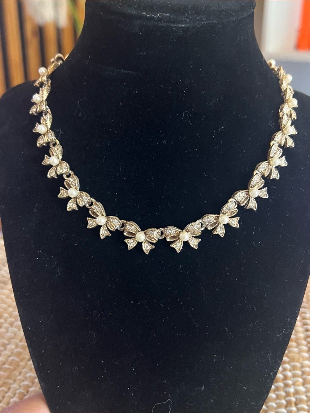 Vintage Avon Gold Tone Faux Pearl Bow Choker Necklace Romantic Cottagecore 1990s - Picture 1 of 3